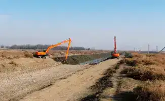 Очистка магистральных каналов К-21 и К-34 в Жетысайском районе Туркестанской области