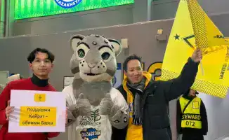 Тазабек поднимает дух болельщиков на международном матче «Кайрат» - «Брюгге» в Астане