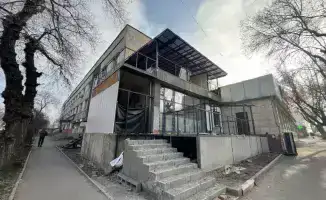 В Алматы снесли незаконную пристройку, подчеркивающую проблемы с соблюдением строительных норм и правил.