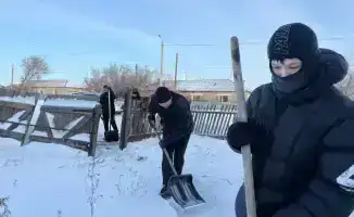 Молодёжь Наурзумского района проявляет заботу о пожилых людях в зимний период