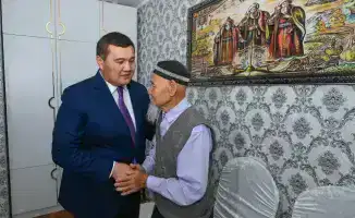 Кызылорда поздравляет ветерана с Новым годом