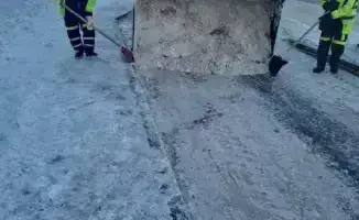 Коммунальные службы Астаны продолжают борьбу со снегом, призывая жителей соблюдать безопасность