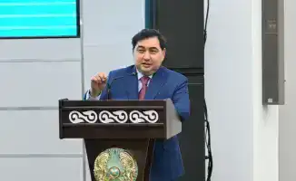 Дархан Жазыкбай обсудил развитие госслужбы с сотрудниками министерств транспорта, промышленности и строительства РК