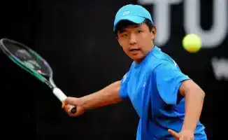 Первый казахстанский юниор достиг четвертьфинала международного теннисного турнира, поднимая престиж страны в спорте