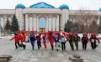 Французское телешоу Pekin Express снимает Алматы: Вознесенский собор и Центральный парк в центре внимания