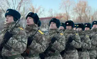 Военная присяга младшего брата офицера Национальной гвардии в Атырау
