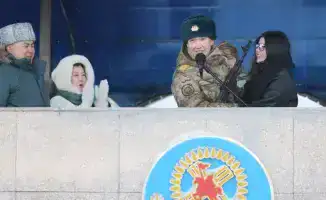 Трогательный момент на церемонии: военный солдат делает предложение своей возлюбленной