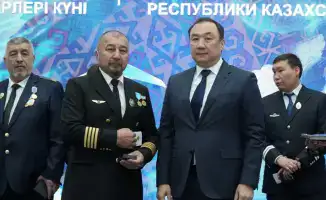 Мухамед-Шарип Ермеков награждён нагрудным знаком «Құрметті авиатор» за службу в гражданской авиации