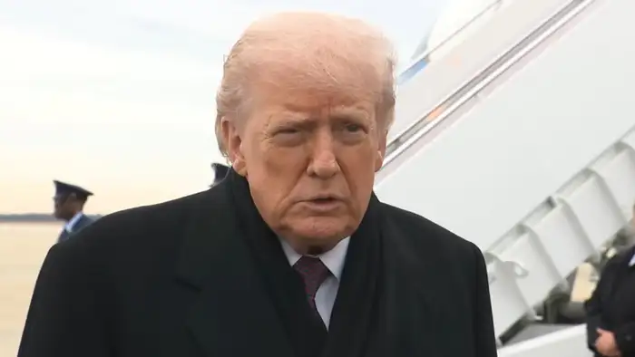 Президент США Дональд Трамп объявил о введении 25-процентных пошлин против всех стран, ведущих торговлю с Ираном. Об этом он написал в соцсети.