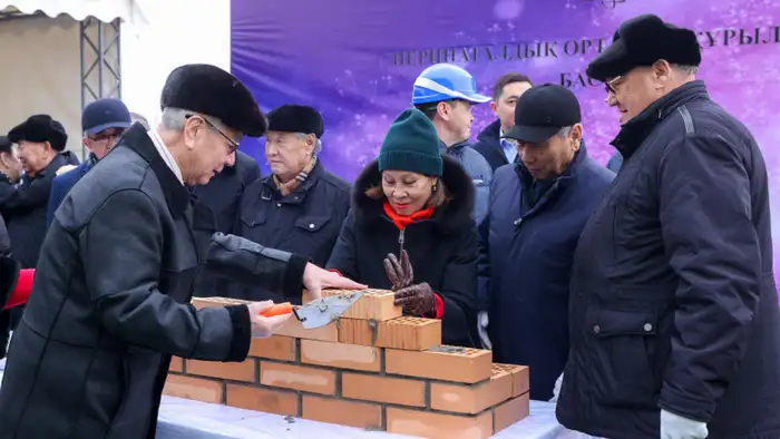 В Шымкенте дан старт строительству нового перинатального центра и инклюзивного спорткомплекса, что станет значимым шагом в улучшении социальной инфраструктуры города. Новый перинатальный центр на 200 коек обеспечит качественную медицинскую помощь будущим 