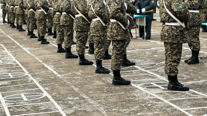 Токаев поднимает вопрос о смертях в армии: социальные последствия и ответственность государства