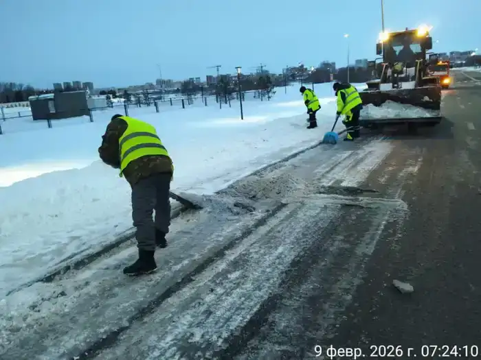 Около двух тысяч дорожных рабочих задействовано в снегоуборке в Астане (9)
