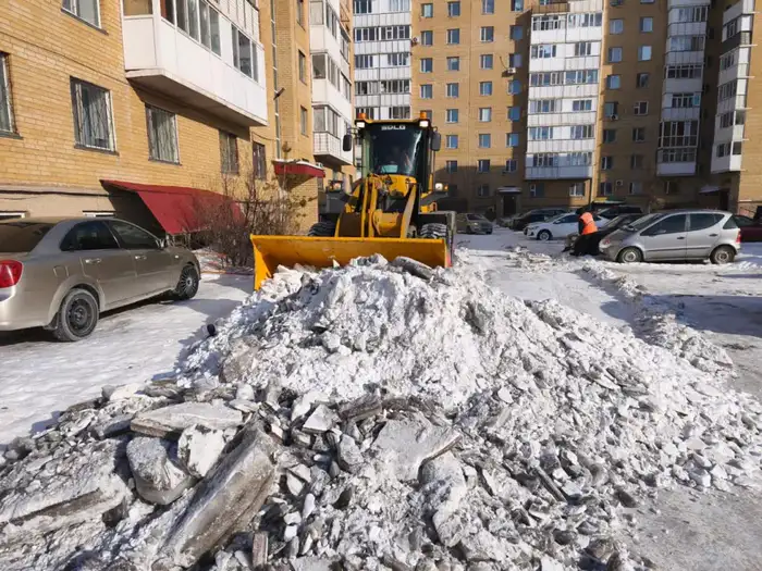 Более 3 100 дорожных рабочих задействовано в снегоуборочных работах в Астане (7)