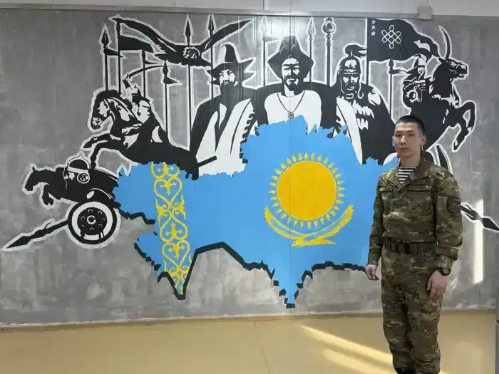 Служба в строю и искусство: матрос морской пехоты создает картины о героях истории Казахстана (7)