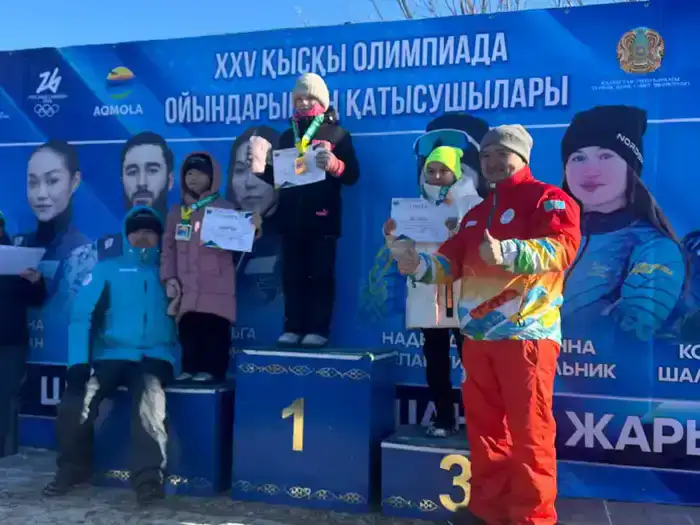 Акмолинцы поддержали участников зимней Олимпиады лыжным забегом (4)