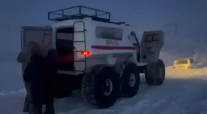 Спасение людей из снежных заносов в регионе