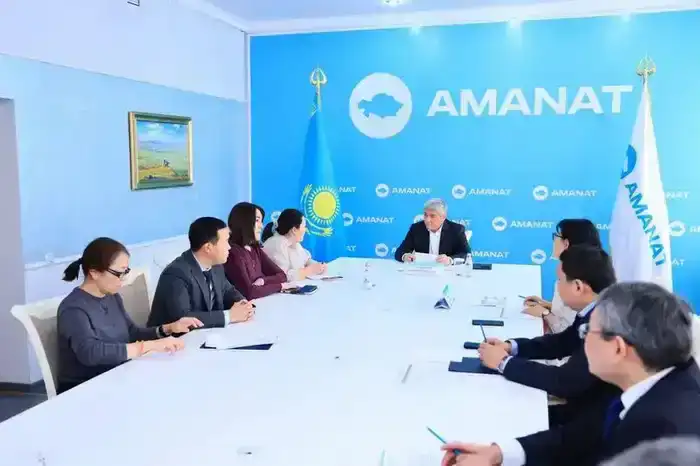 Ермаганбет Булекпаев провёл приём жителей в филиале партии Amanat (5)