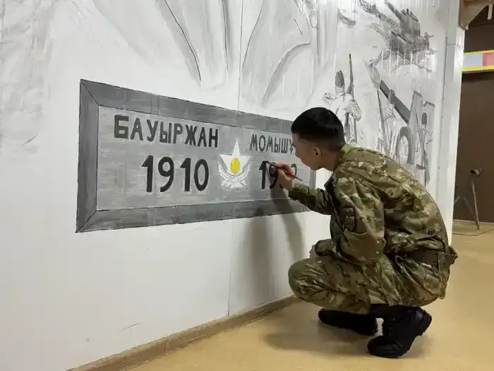 Служба в строю и искусство: матрос морской пехоты создает картины о героях истории Казахстана (2)