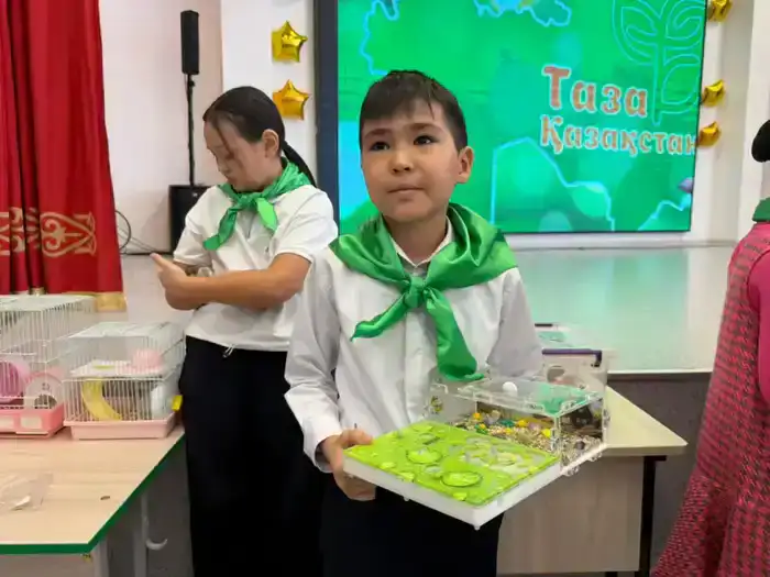 Школьники Астаны участвуют в мероприятии по экологии 'Таза Қазақстан'