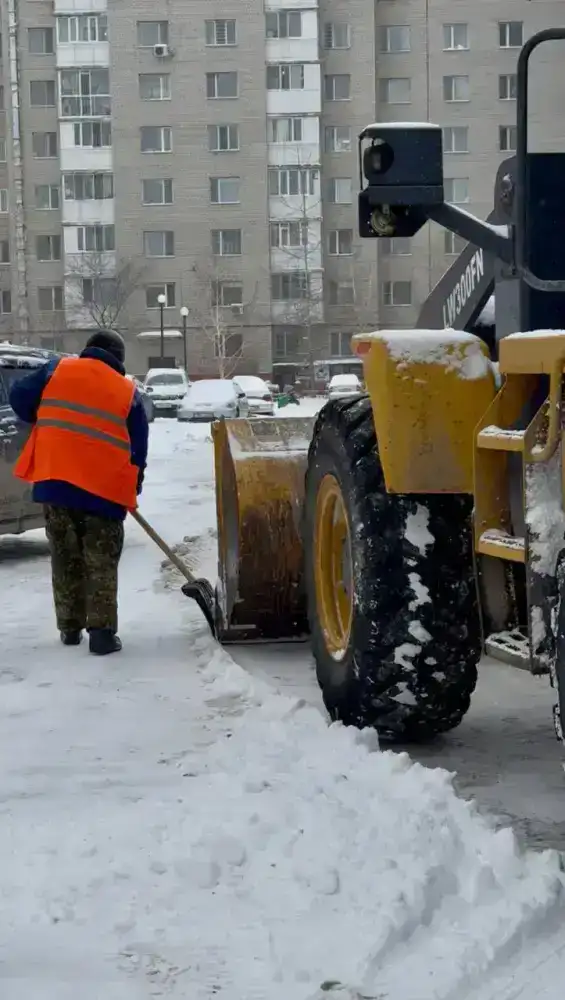Более 1 700 единиц спецтехники задействованы в уборке снега в Астане (6)