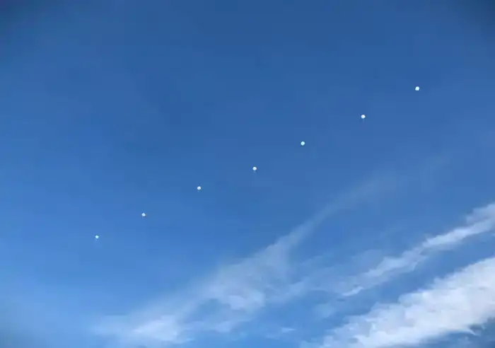 196 солдат срочной службы успешно выполнили первые прыжки с парашютом с высоты 800 метров