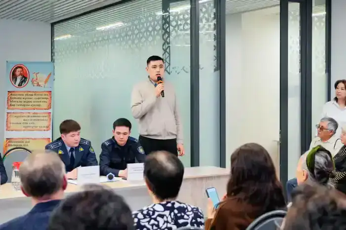 Как не стать жертвами мошенников: разъяснительное мероприятие для пенсионеров организовали в Астане (6)