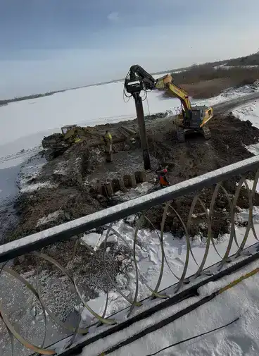 Подготовка к паводку: в посёлке Г. Мустафина разбирают ставшую ненужной технологическую дорогу (4)