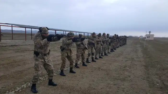 Сержанты Гвардейского гарнизона осваивают боевые навыки