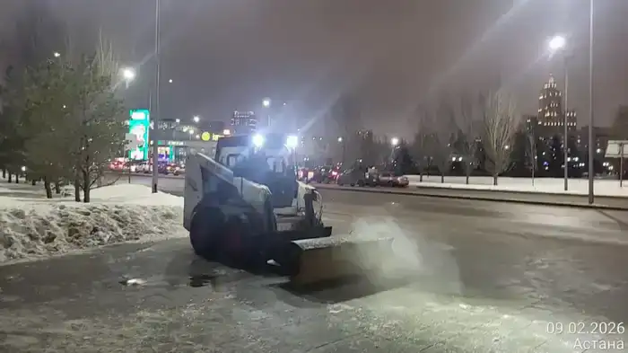 1700 единиц спецтехники вышли на уборку снега в Астане ночью (7)