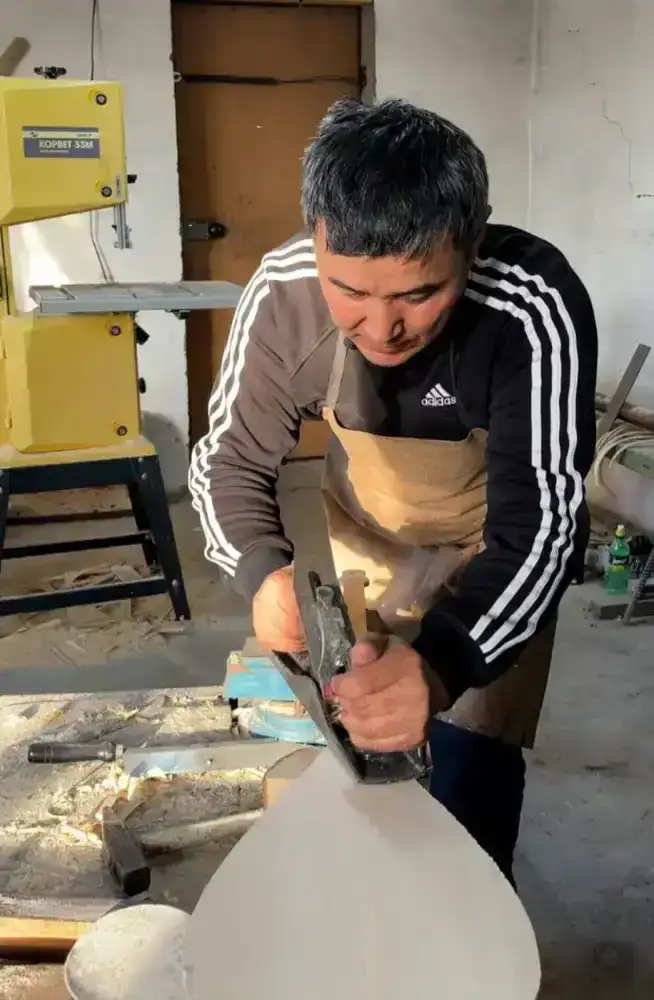 В Уланском районе мастер домбр как символ культурного наследия и вдохновения для молодежи