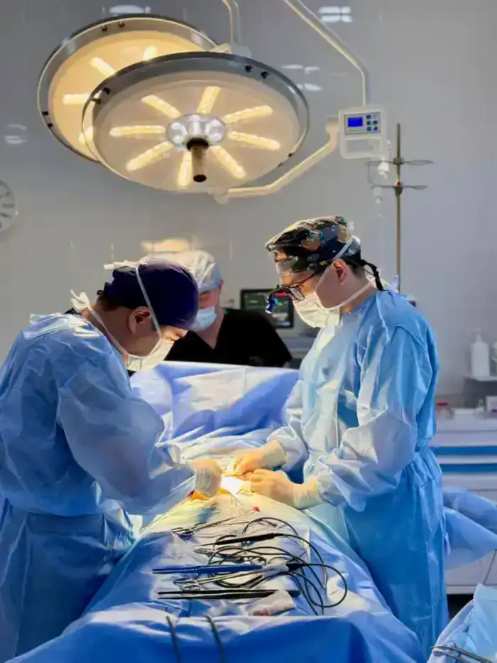 В ЖАКСЫНСКОМ РАЙОНЕ ВРАЧИ СПАСЛИ МУЖЧИНУ, ПОПАВШЕГО ПОД ТРАКТОР (3)