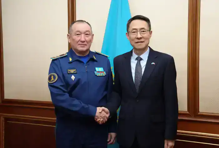 Министр обороны Казахстана Даурен Косанов и Посол Китая Хань Чуньлин обсудили военное сотрудничество