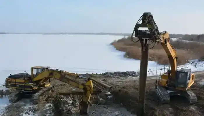 Подготовка к паводку: в посёлке Г. Мустафина разбирают ставшую ненужной технологическую дорогу (3)