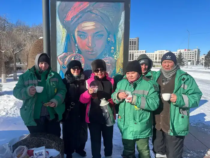 благотворительная акция пенсионеров Астаны горячий чай выпечка коммунальщики благодарность