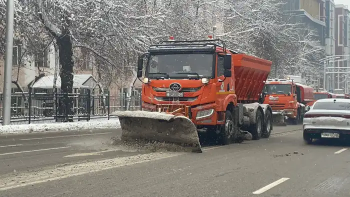 Алматы очищает улицы от снега в усиленном режиме