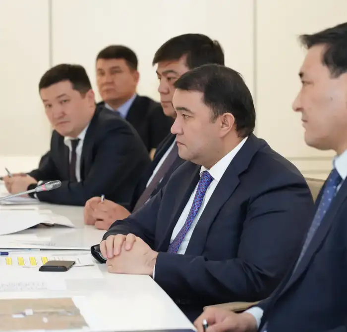 Туркестанская область: Аким обсудил с подрядчиками ход строительства железнодорожной линии «Дарбаза - Мактаарал» и планы по ускорению работ