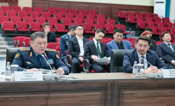 В МВД прошло совещание с участием заместителя Премьер-Министра Министра искусственного интеллекта и цифрового развития Жаслана Мадиева и Министра внутренних дел Ержана Саденова (2)
