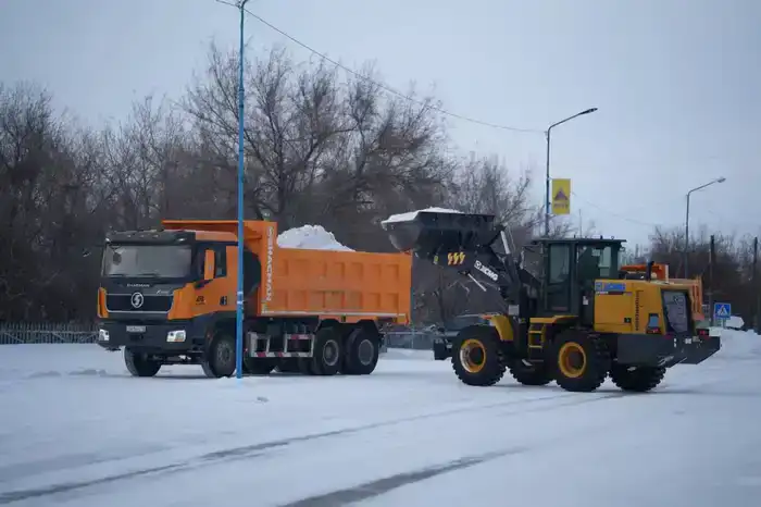 В области Абай на постоянной основе проводятся работы по уборке и вывозу снега (10)