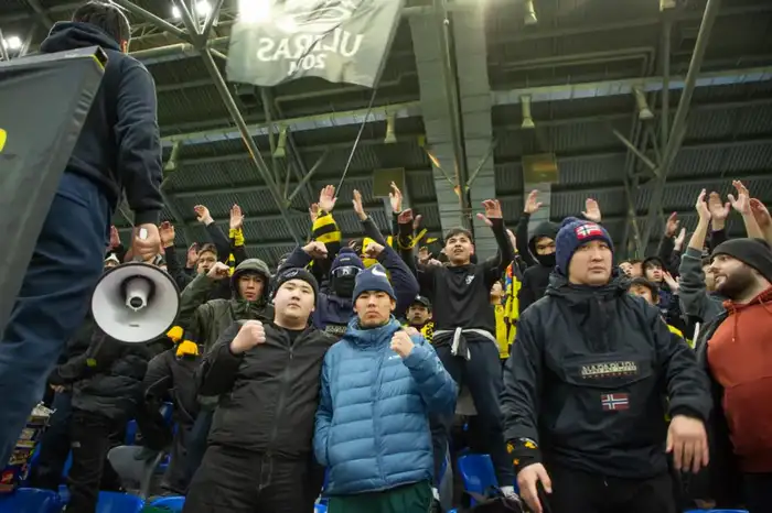 Масштабную патриотическую акцию в поддержку конституционных реформ провели во время футбольного матча в Астане (8)