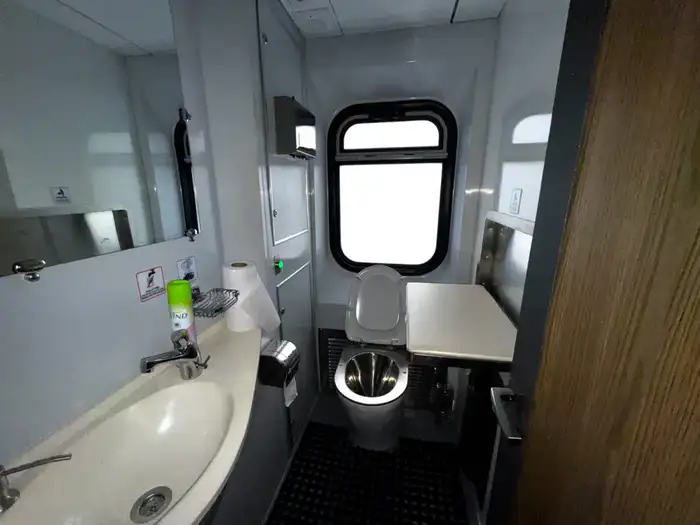 На линии «Астана – Семей» введён в эксплуатацию новый пассажирский вагон (6)