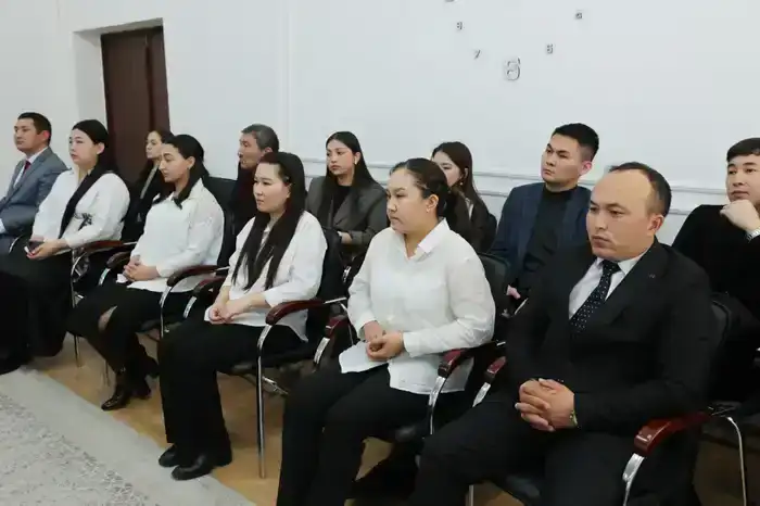 Молодежь Жамбылской области обсуждает возможности участия в конституционных реформах на встрече с акимом