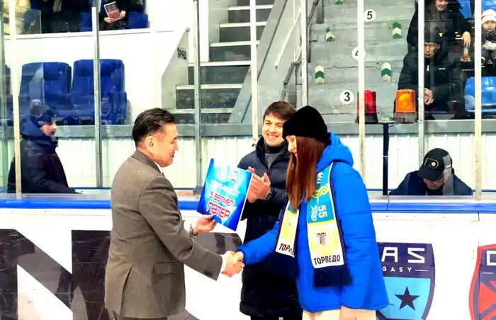 Чемпионке XXV летних Сурдлимпийских игр Фаине Мейрмановой аким ВКО вручил сертификат от квартиры (2)