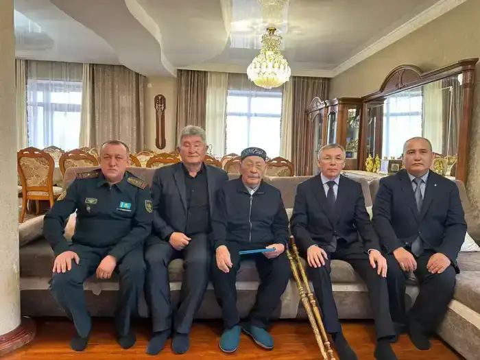 Военнослужащие Алматинского гарнизона поздравили фронтовика Солтанбая Жарыкбасова со 101-летием (2)