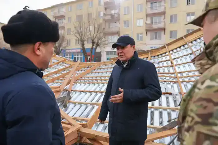 Ербол Қарашөкеев Жаңатас қаласындағы қатты желден зардап шеккен нысандарды аралады (5)
