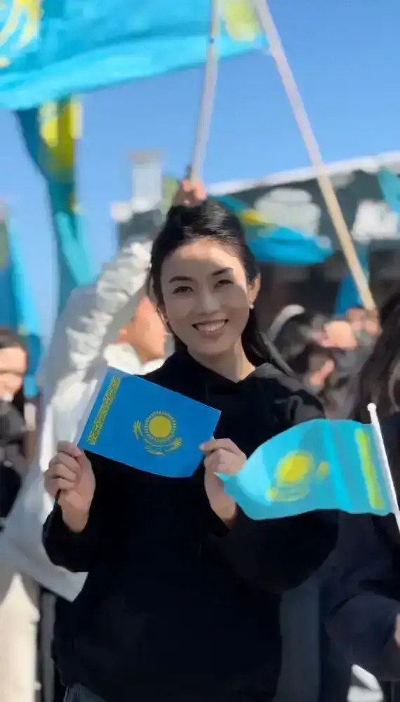 В Алматы прошел патриотический флешмоб в поддержку Новой Конституции с участием молодежи