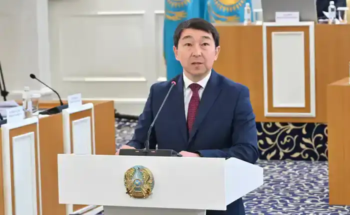 В проект новой Конституции Казахстана включено закрепление тенге как национальной валюты, что может повлиять на экономическую стабильность и социальное восприятие граждан.