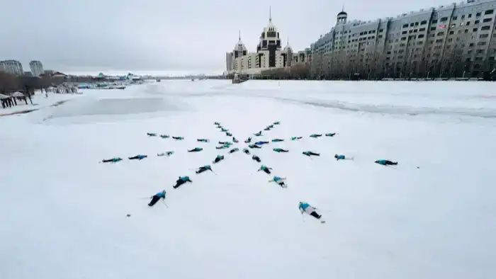 «Снежинка» на тропе здоровья: в Астане пенсионеры открывают мир скандинавской ходьбы