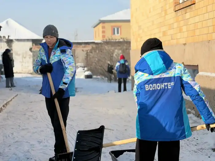 В рамках экоакции «Таза Қазақстан» волонтёры очистили дворы пожилых жителей столицы от снега (3)