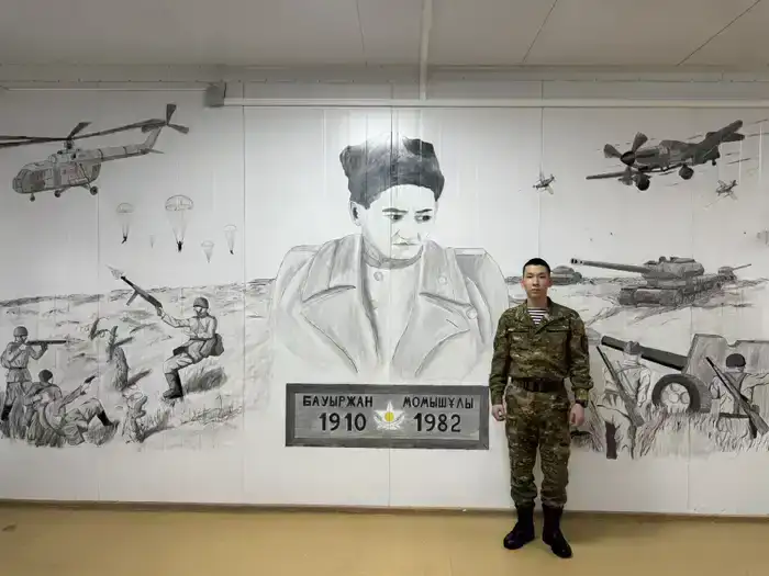 Служба в строю и искусство: матрос морской пехоты создает картины о героях истории Казахстана (5)