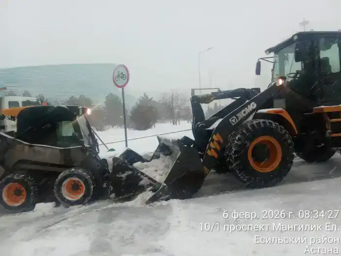 Более 3 000 дорожных рабочих и свыше 1 700 единиц спецтехники задействовано в снегоуборочных работах в Астане (8)